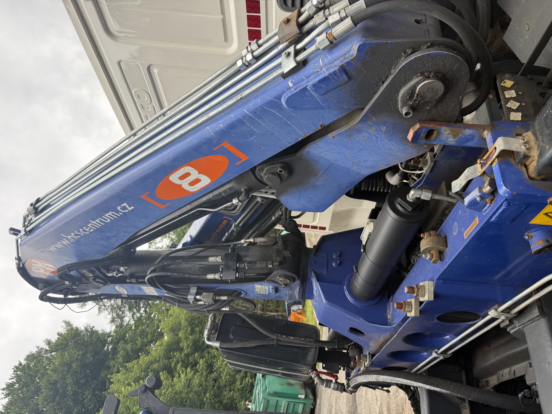 Detail hydraulické ruky na vlastním autě Kontejnerovka.cz