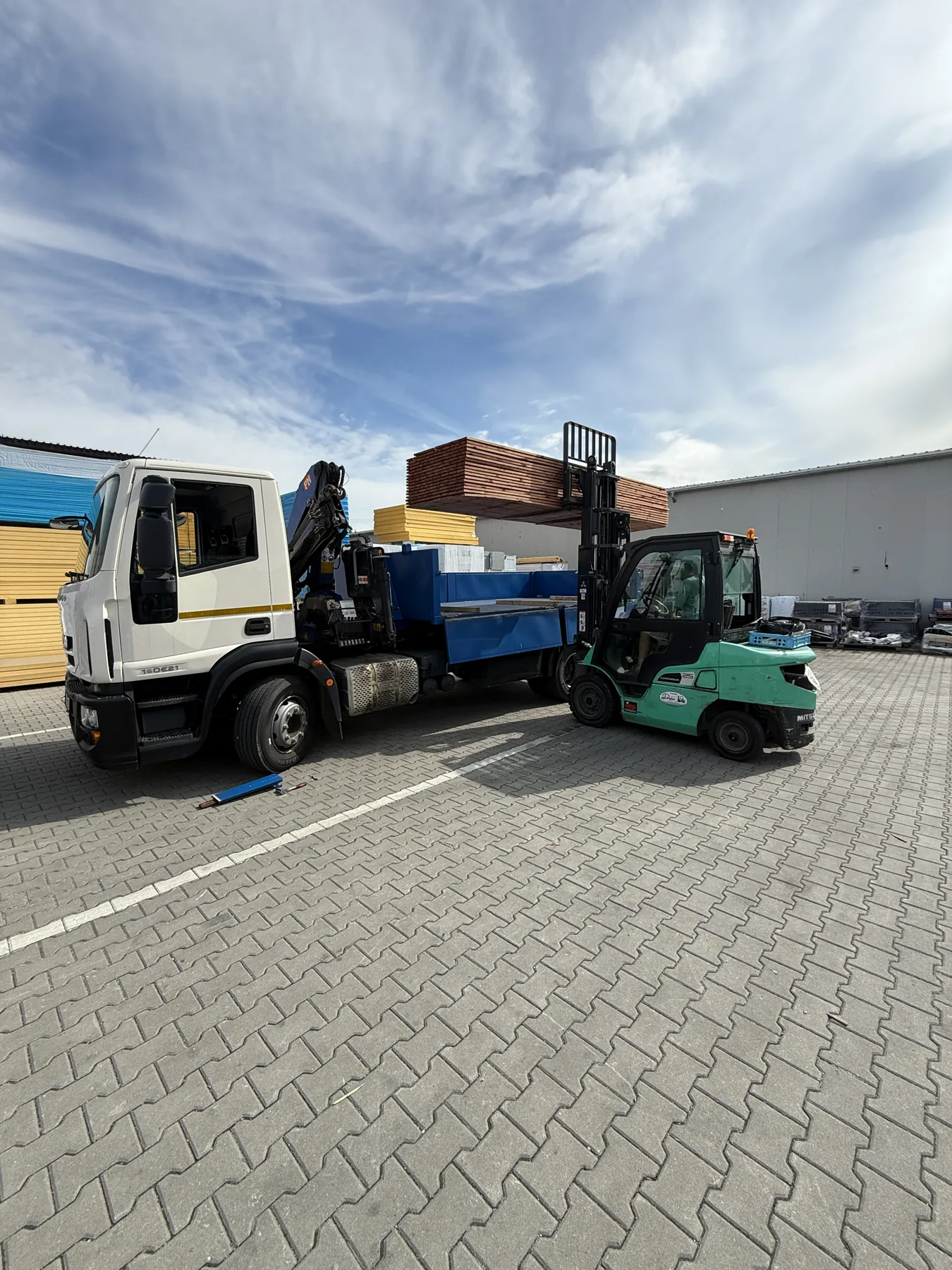 Vlastní kontejnerové auto s rukou Kontejnerovka.cz při nakládce materiálu