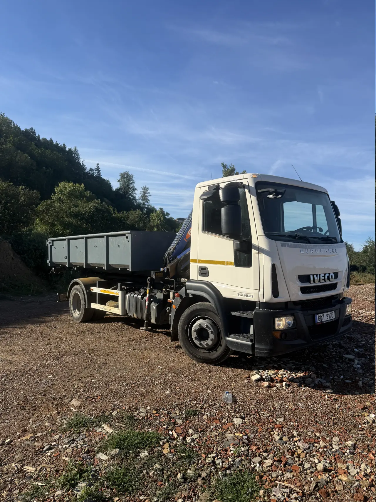 Vlastní Iveco Kontejnerovka.cz s kontejnerem na pracovní ploše