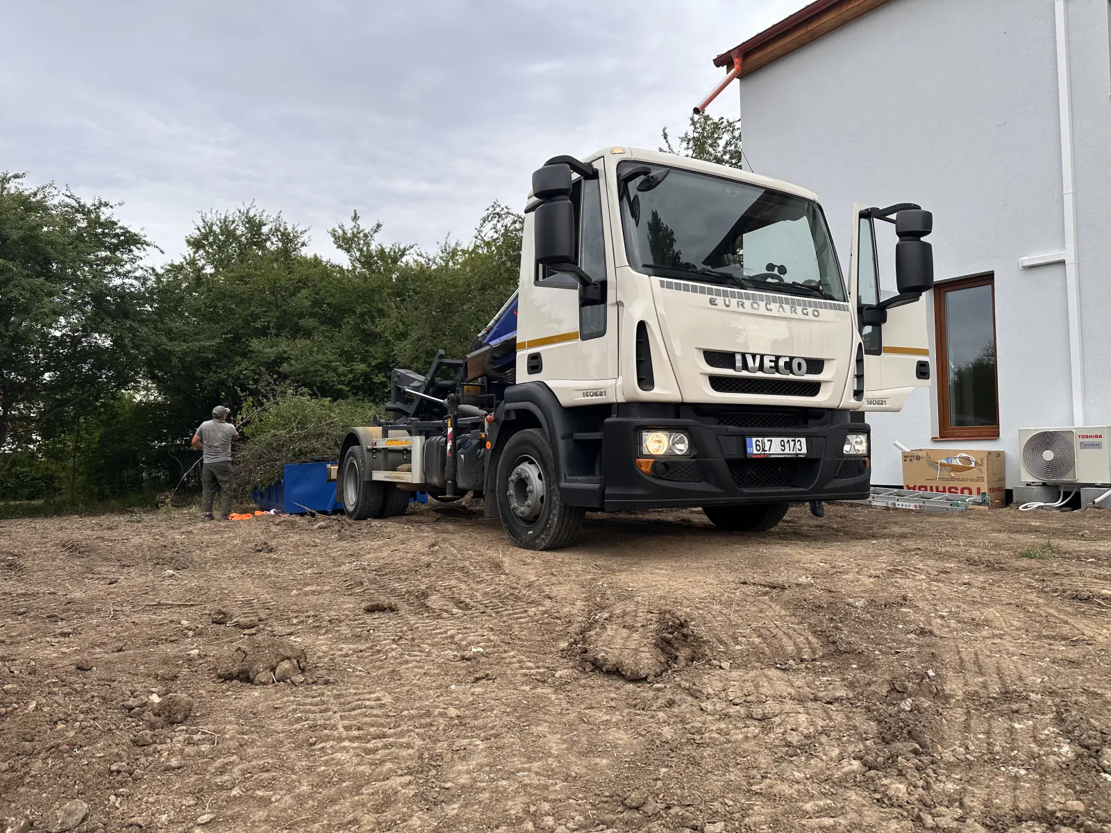Iveco Kontejnerovka.cz na nezpevněném pozemku u rodinného domu