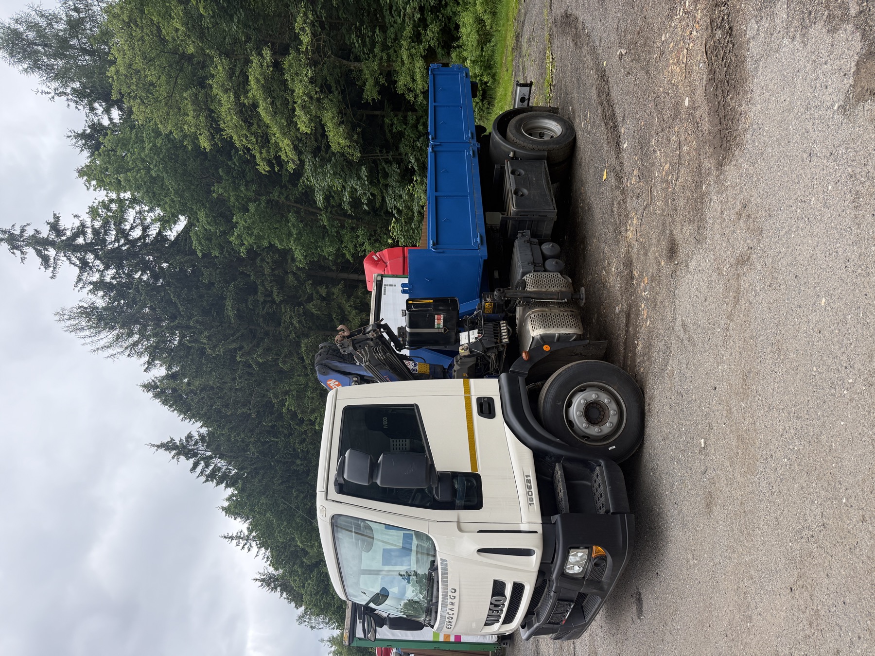 Vlastní Iveco Kontejnerovka.cz s rukou a kontejnerovou nástavbou