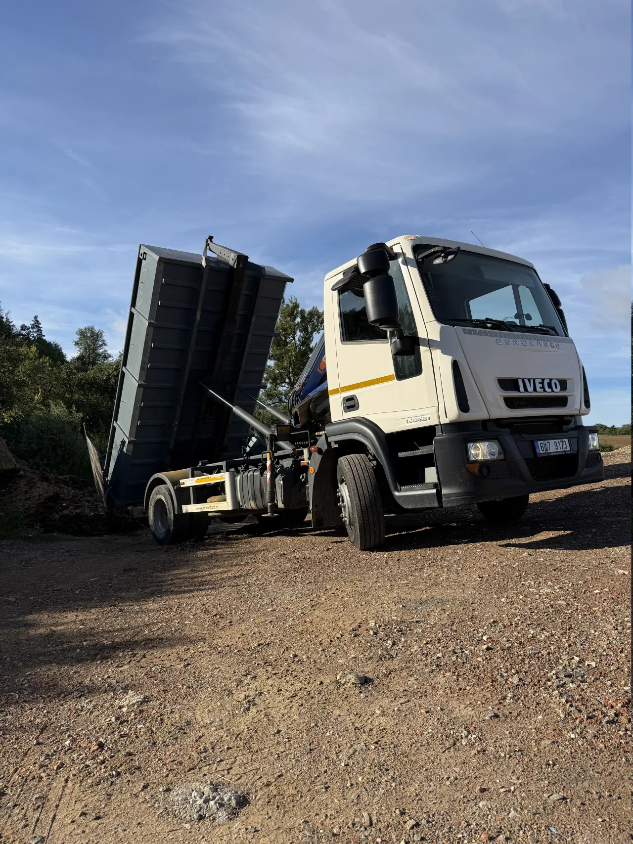 Vlastní Iveco Kontejnerovka.cz při hydraulickém vyklápění kontejneru